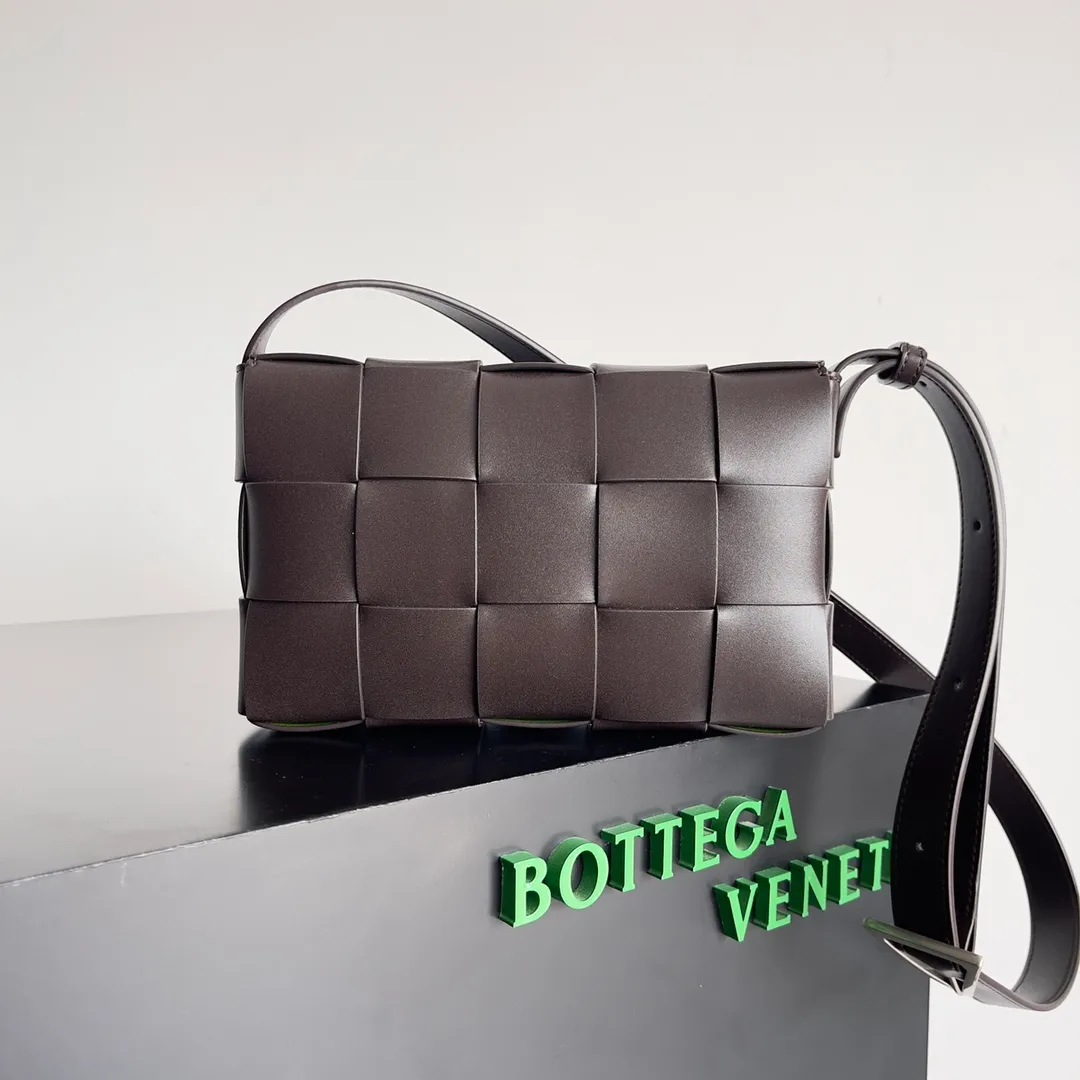 Batch 1520 BV|Qixi New Color Matching CASSETTE China Exclusive Limited Edition. Limited to 134 pieces in China. Available on the official website for 21500. Unique Chinese parrot green triangle buckle. Two-color urban leather. The lining of the bag is made of suede leather technology. It forms a style contrast with the outside and will never bump into the bag. Model: 708768; Size: 23*15*6cm